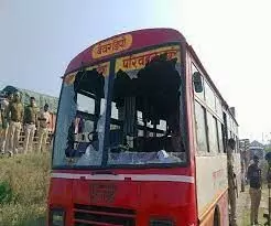 prayagraj attacked on maharashtra police bus