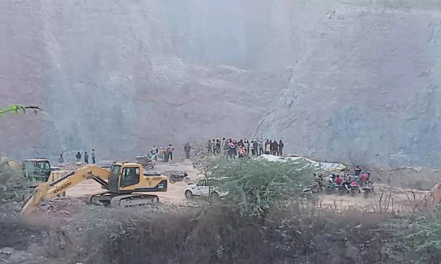 Sonbhadra Stone Mining Industry: सोनभद्र में पत्थर खनन उद्योग पर संकट, 20 खदानों के संचालन पर रोक, इन मानकों की हो रही थी अनदेखी