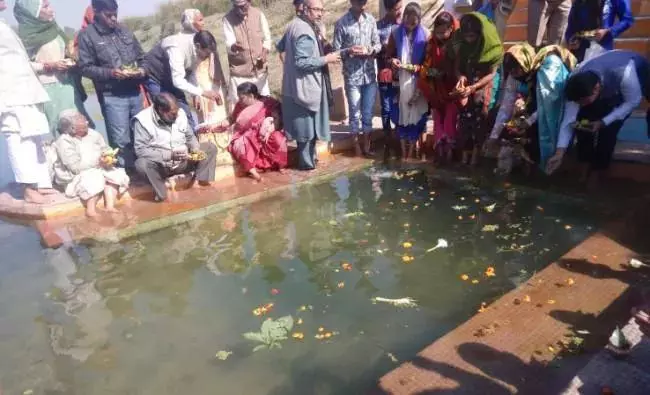 सीतापुर में रूद्रेश्वर महादेव कुंड में पानी में तैरते फल (फोटो-सोशल मीडिया) 