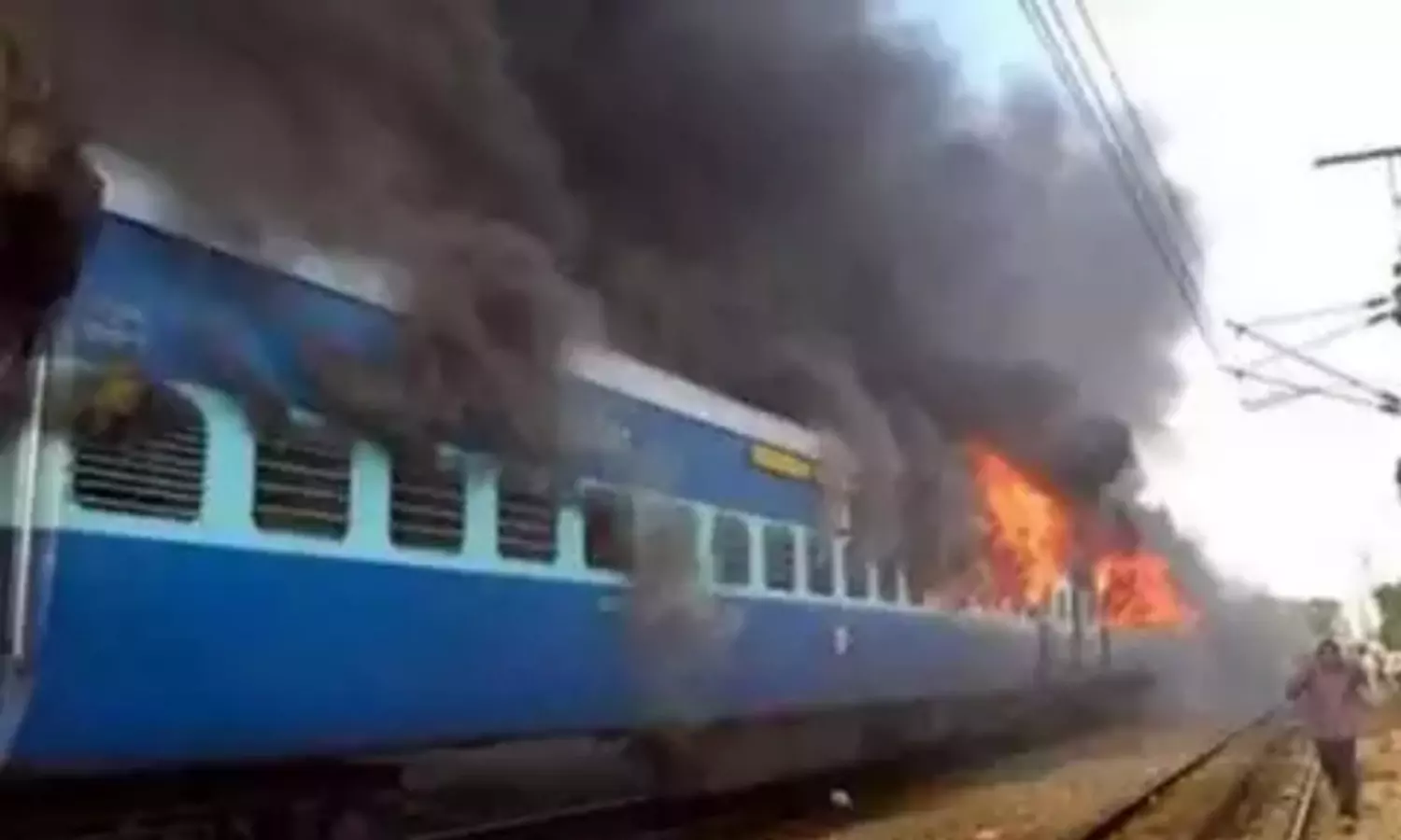 Fire In Passenger Train: दौराला स्टेशन पर बड़ा हादसा, पैसेंजर ट्रेन में लगी भीषण आग, मची अफरा तफरी