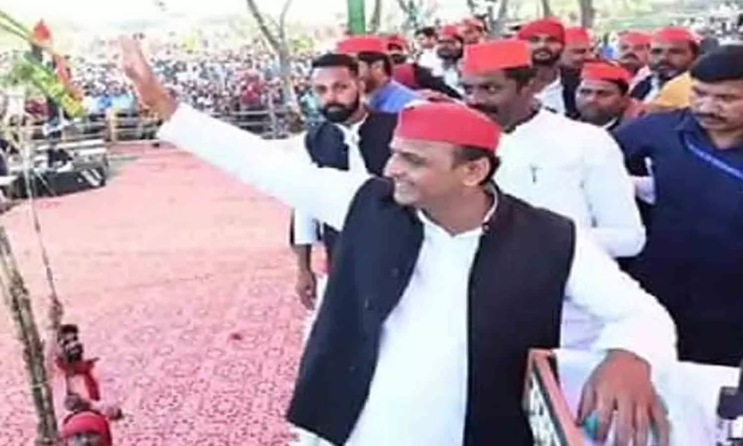 UP Election 2022: Akhilesh Yadav said - people who defame our cap were forced to wear caps