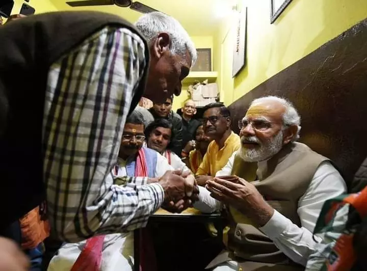 PM Narendra Modi at Pappu Chaiwala stall in Varanasi