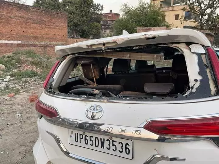 Vehicle damaged in stone pelting between BJP and SP supporters in Azamgarh