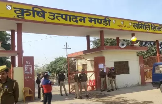 SP workers sitting at Mandi Committee gate to protect EVM in Firozabad latest news