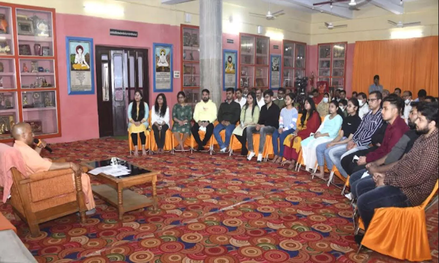 CM Yogi met the students returned from Ukraine