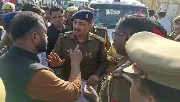 SP leaders stopped the car of the Deputy Commissioner going to the counting site In Barabanki