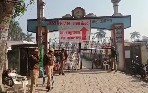 EVM kept amidst tight security at the counting site in Kushinagar Latest News