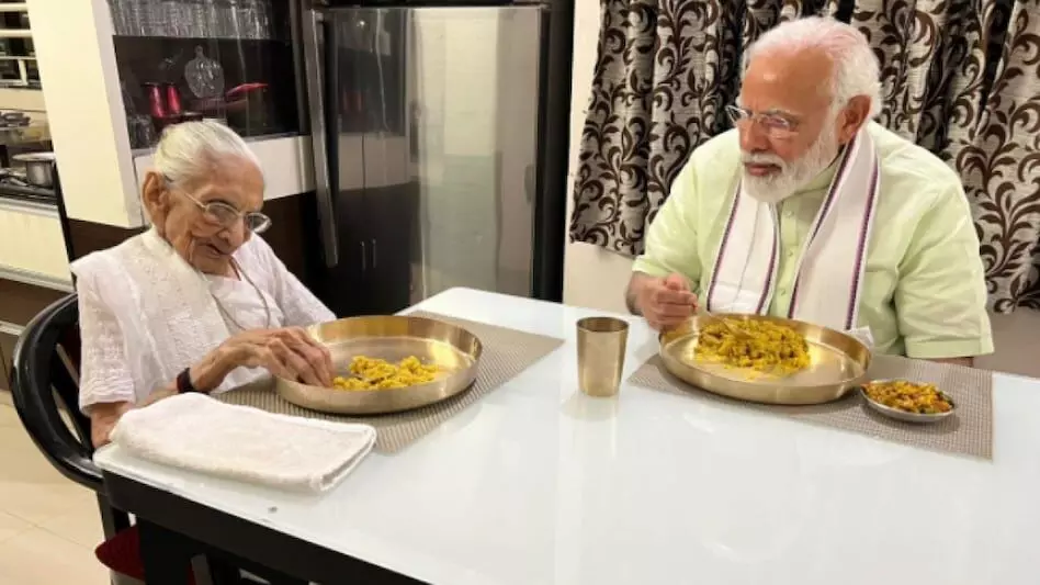 pm narendra modi reached home to meet his mother in Gandhinagar after two years