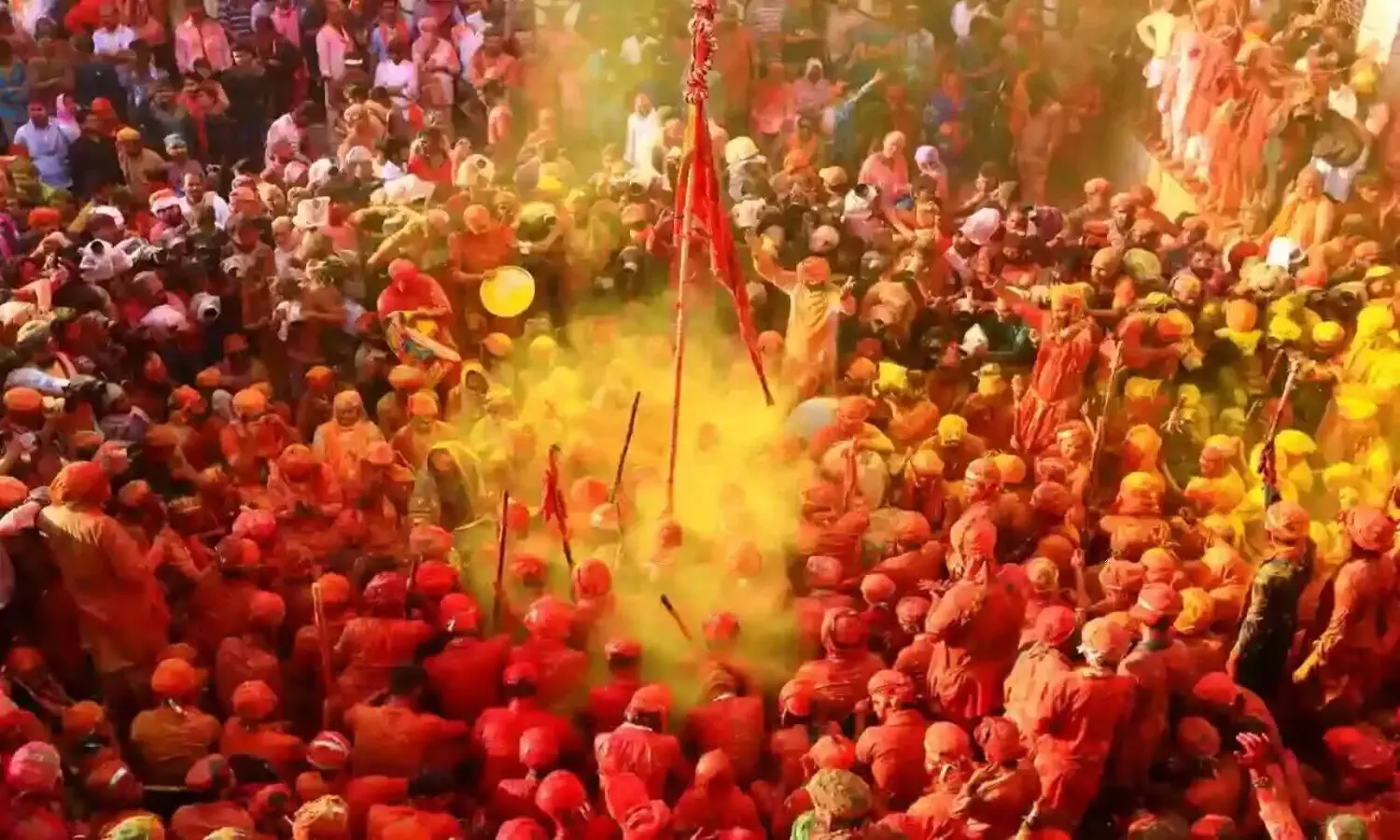 Holi 2022: कान्हा नगरी में रंगभरनी एकादशी की धूम, बांके बिहारी मंदिर में भक्तों ने खेली होली