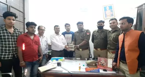 kannauj news tempo driver gets two lakh rupees from the bank hand over to police