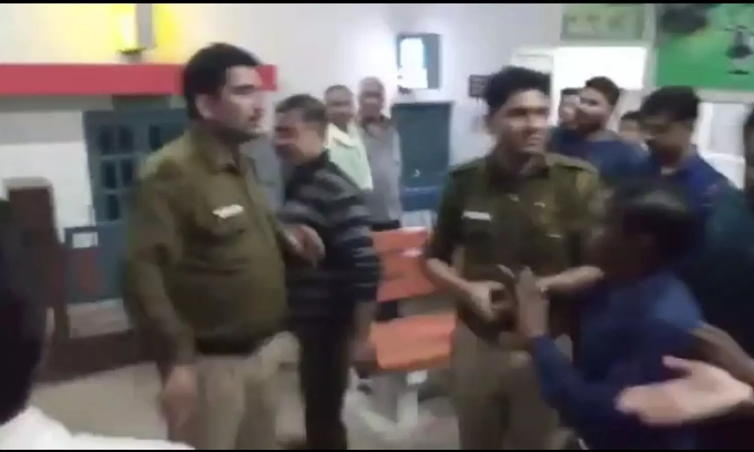 Police beaten up journalists in Kannauj railway station
