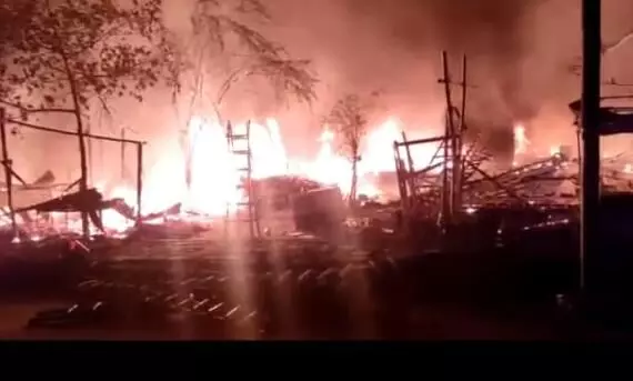 Massive fire broke out in purnia kabad mandi Lucknow all shops burnt to ashes newstrack