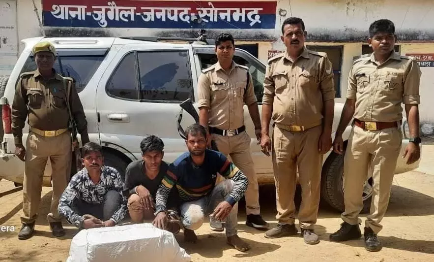 Sonbhadra News police arrested three man with 250 Vial illegal cough syrup smuggling to madhya pradesh from varanasi