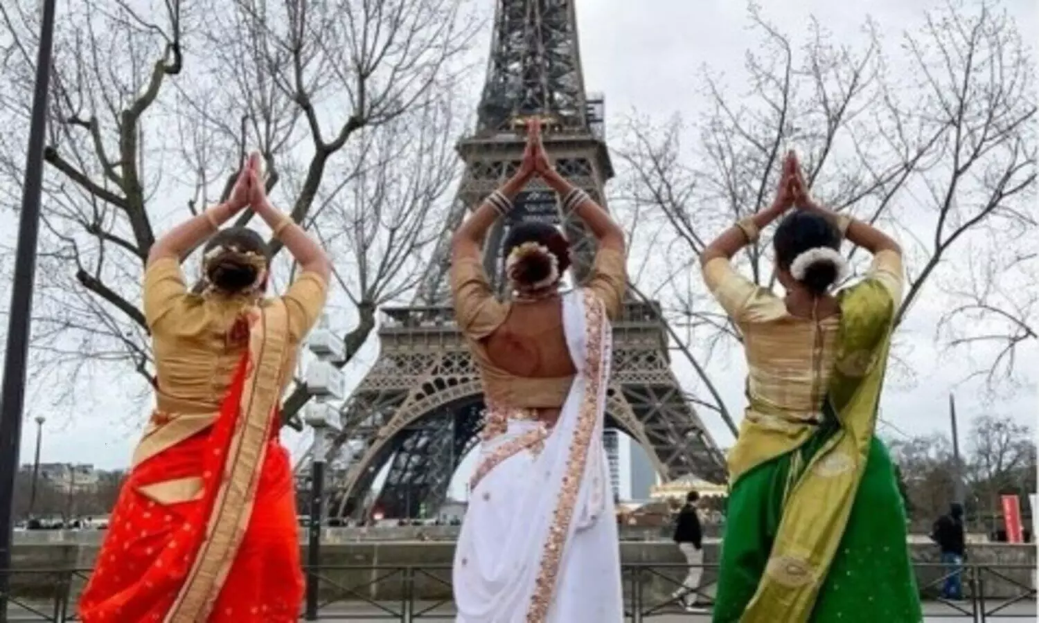 Viral Video: ढोलिया गाने पर वायरल हुआ जबरदस्त वीडियो, एफिल टावर के सामने महिलाओं ने लगाए ठुमके