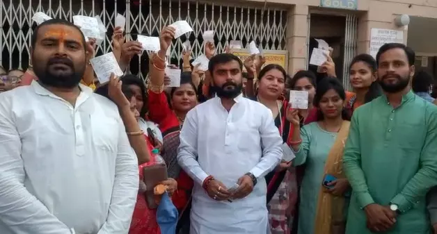 Agra News BJP leaders showed The Kashmir Files film by more than 100 women