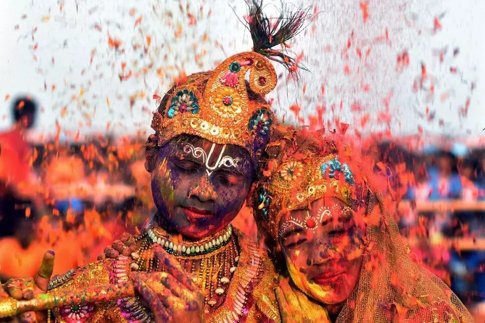 Holi 2020 : एक चुटकी गुलाल, आपके गाल : article by yogesh mishra on holi festival 2022 and his history