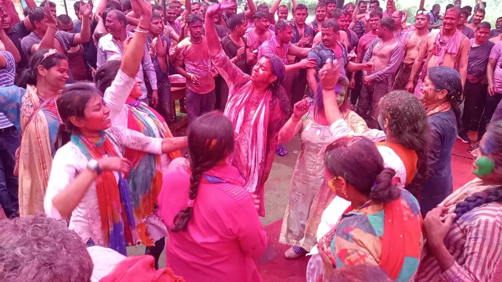 DM Divya Mittal and SP celebrated Holi with police personnel