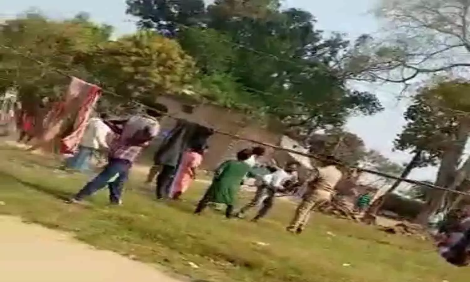 Jaunpur News: Villagers attack on police who went to settle land dispute in Dalit Basti, one Diwan seriously injured