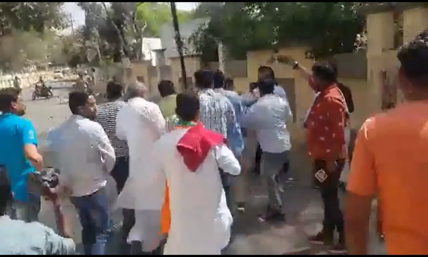 UP MLC Election: एटा में सपा प्रत्याशी के साथ मारपीट, फाड़े गए कपड़े, पुलिस बनी रही तमाशबीन