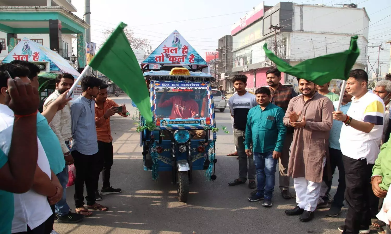 Azamgarh: जल दिवस पर गांधीगिरी ने किया कई कार्यक्रमों का आयोजन, संदेश वाहन को किया गया रवाना
