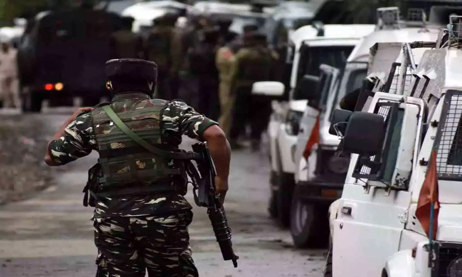 Terrorists once again hurled a grenade while targeting the security forces in Rainawari area of ​​Srinagar district.