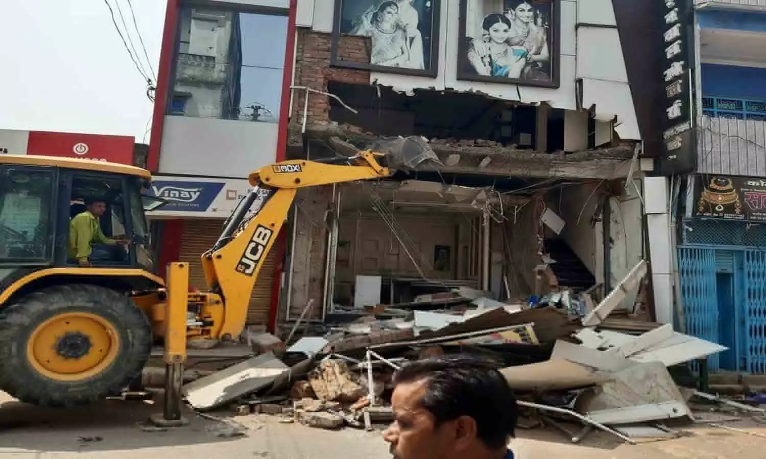 Jaunpur News: Legal bulldozer ran at Barnwal Jewelerys showroom, showroom landed, stirred up government land grabbers