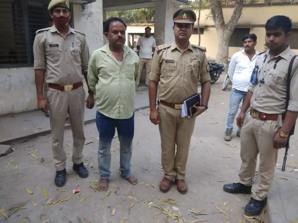 Unnao News  Youth entered the temple with a pistol and ransacked the priest