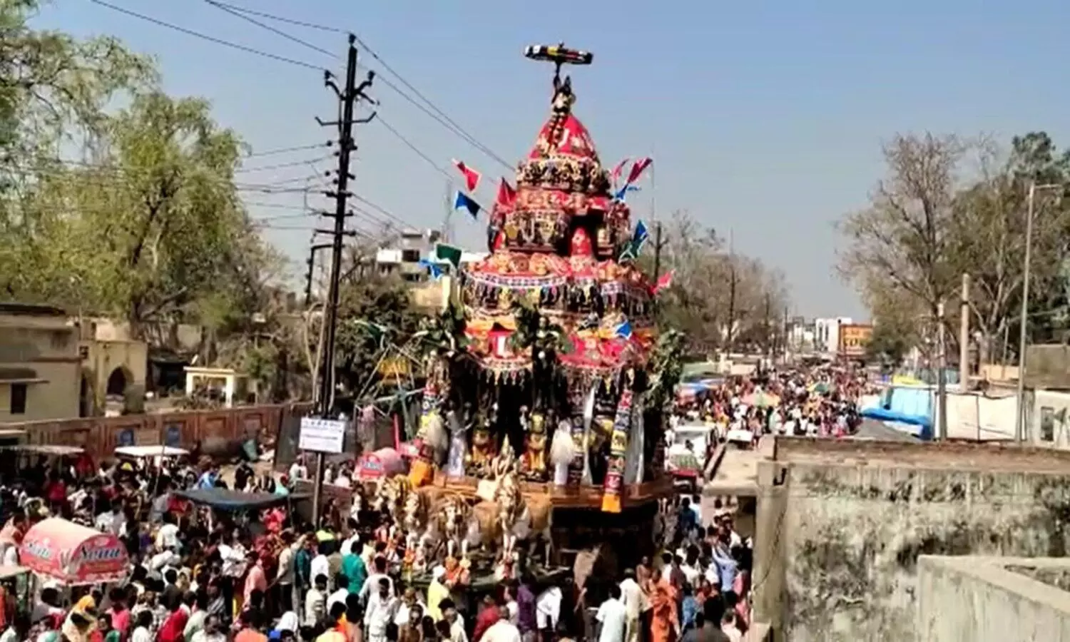 Mathura: 60 फुट ऊंचे, 20 फुट लंबे रथ पर सवार होकर निकले भगवान रंगमन्नार, भक्तों का उमड़ा सैलाब