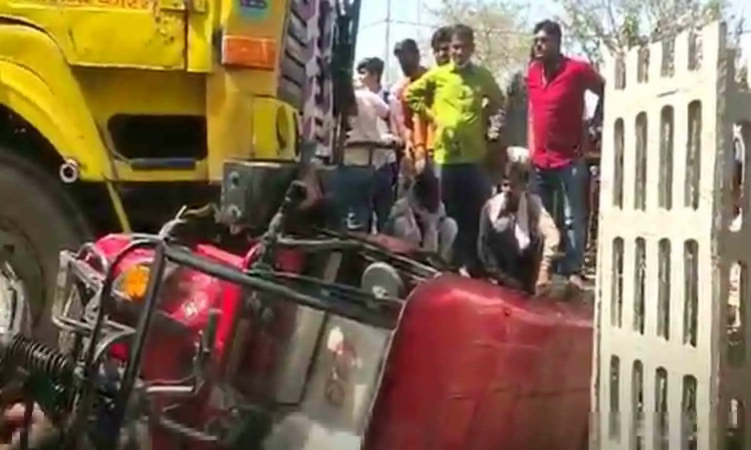 Mahoba Road accident: भीषण सड़क हादसे में दो महिलाओं सहित तीन की मौत, दो अन्य घायल, हाईवा वाहन ने ई रिक्शा सवारों को रौंदा