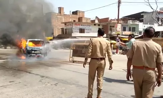 fire breaks out in moving car in Kannauj