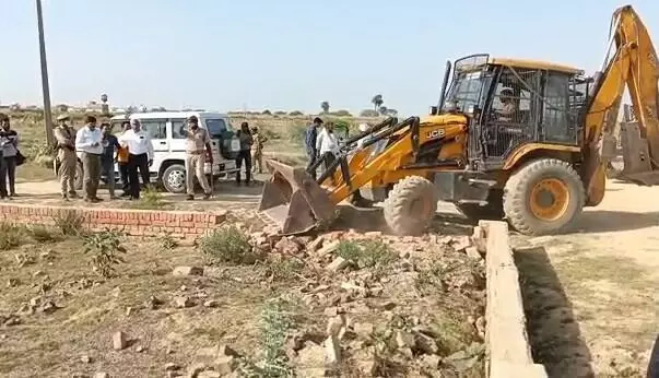 Bulldozer at Ateeq Ahmad house