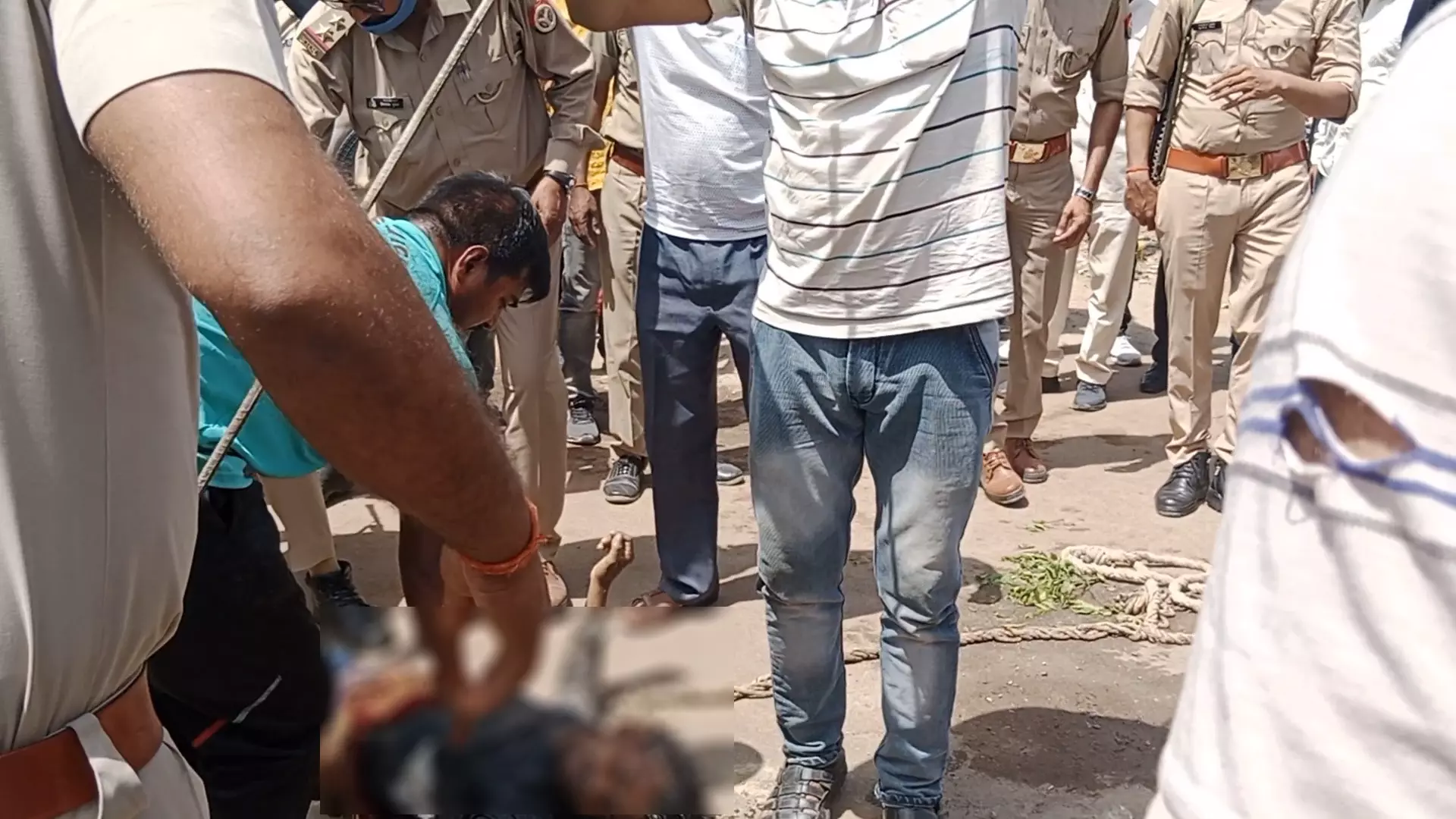 Raebareli News two workers cleaning in sewer main hole died