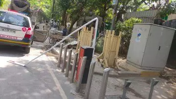 दिल्ली के CM अरविंद केजरीवाल के घर पर हमला, CCTV और सिक्योरिटी बैरियर तोड़े
