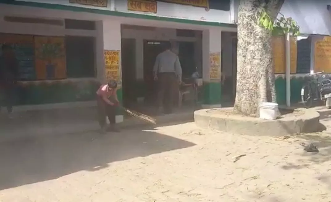 Firozabad News Children brooms in Primary School Video Viral