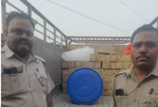 Chandauli News Illegal liquor was being made on the chicken farm police arrested 4 people