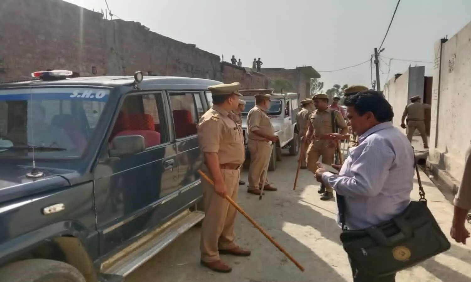 Saharanpur: बलात्कारियों के घर पर पुलिस ने बुलडोजर के साथ दी दबिश, दो गिरफ्तार