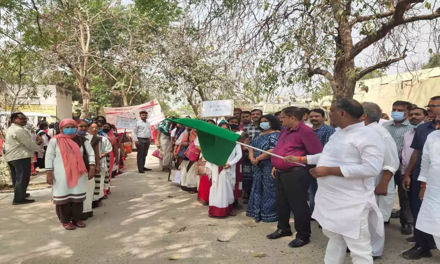 Jaunpur News: जिले में विशेष संचारी रोग नियंत्रण अभियान शुरू, मंत्री गिरीश चन्द यादव ने दिखायी हरी झण्डी
