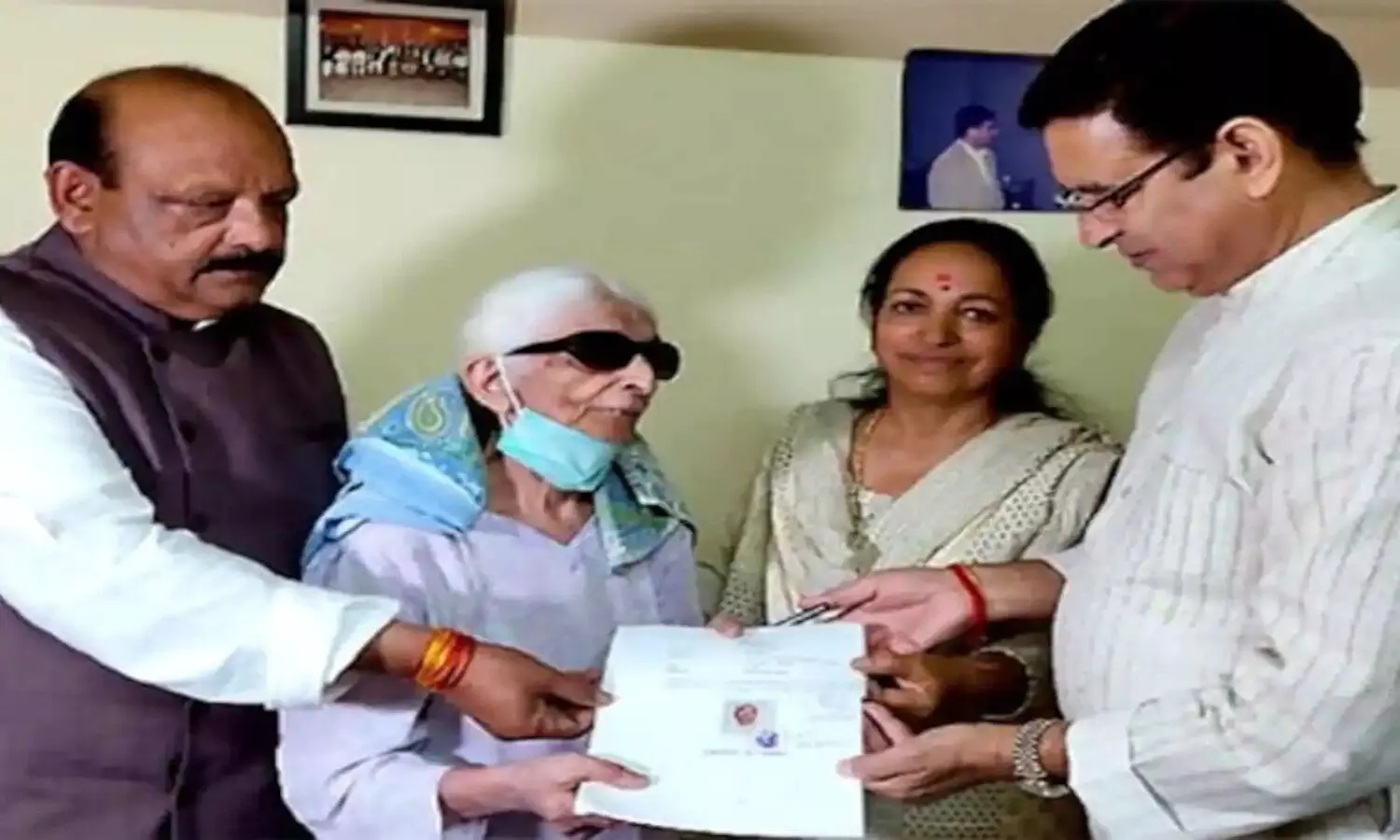 elderly woman gave all her property in the name of rahul gandhi