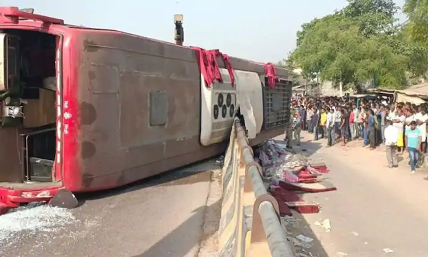 bus overturned in ayodhya