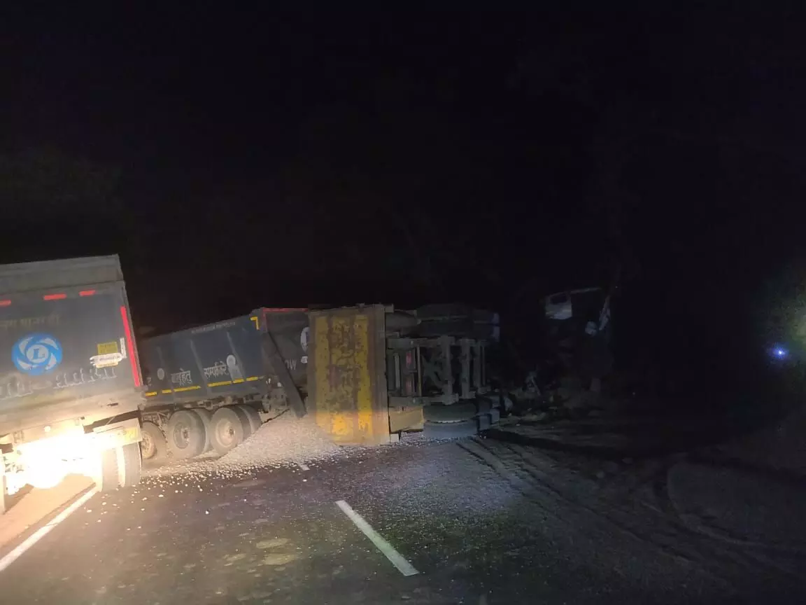 Chitrakoot news two trucks collide against standing truck road jam