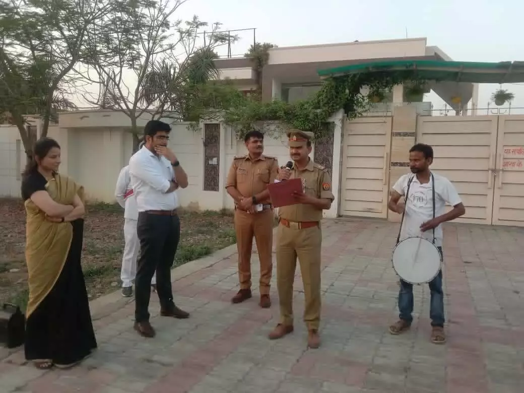 Officers attaching the house of gangster Birbal Gujrati in unnao