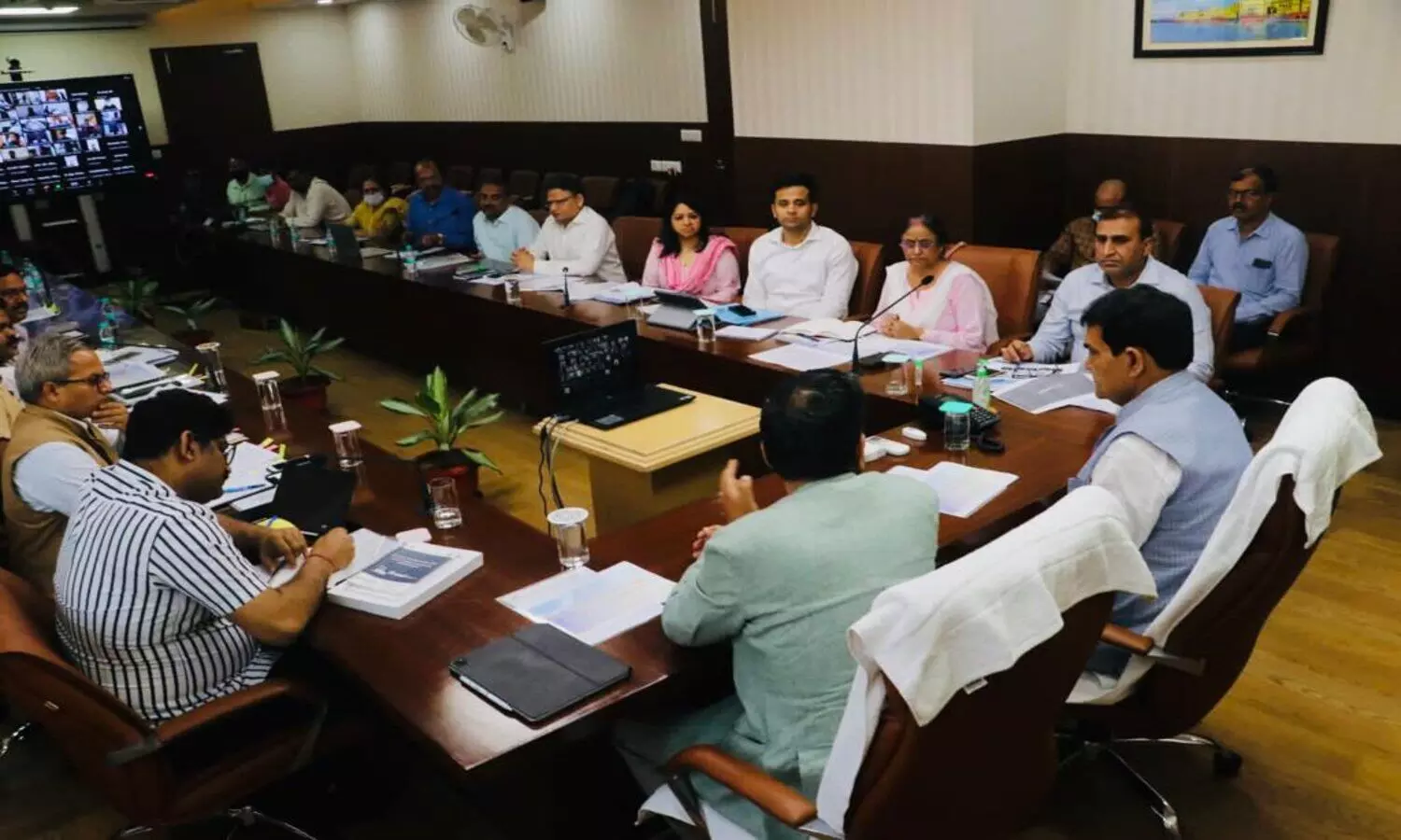 UP: मंत्री एके शर्मा ने नगर आयुक्तों के साथ की बैठक, साफ-सफाई और शुद्ध जल आपूर्ति को लेकर दिए निर्देश