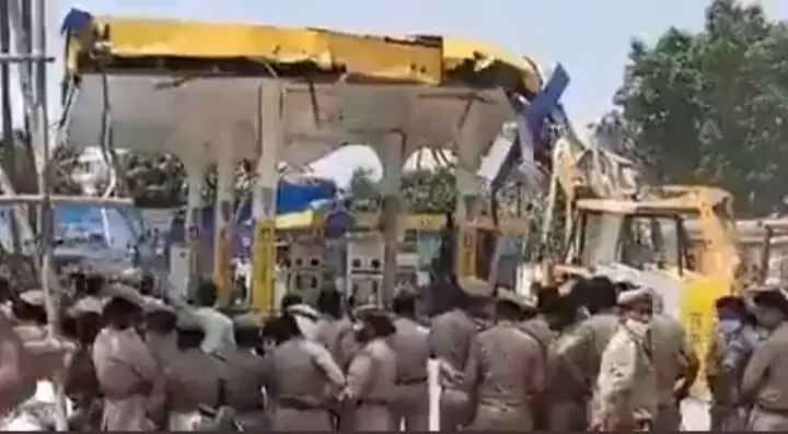sp mla shazil islam bda bulldozer ran at petrol pump in bareilly