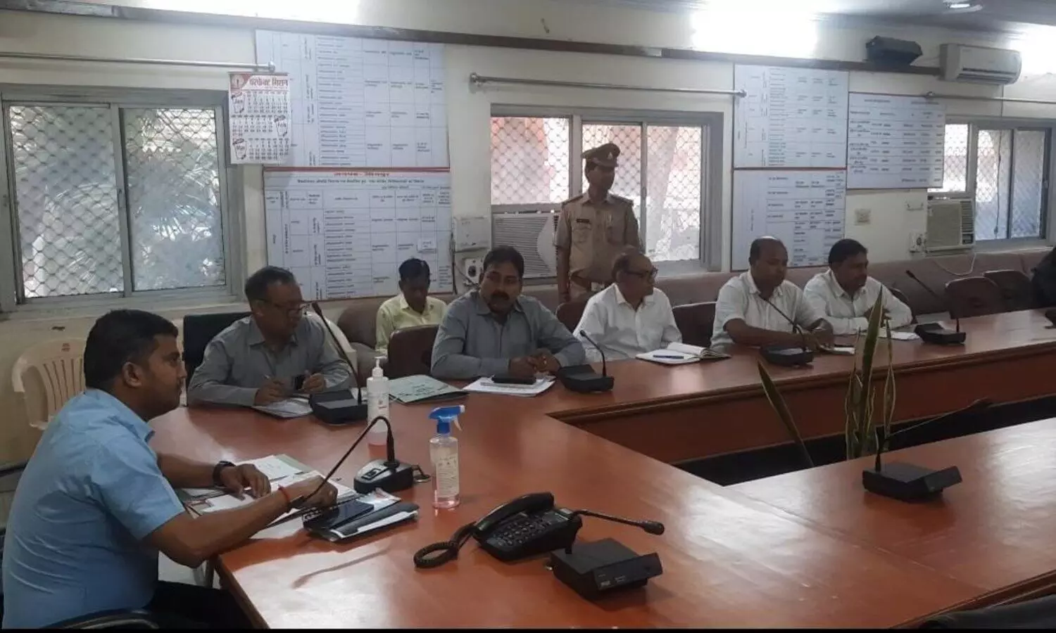 Jaunpur: गंगा संरक्षण समिति की बैठक में डीएम जौनपुर का शख्त आदेश, गंदगी को नदी में जाने से रोकें