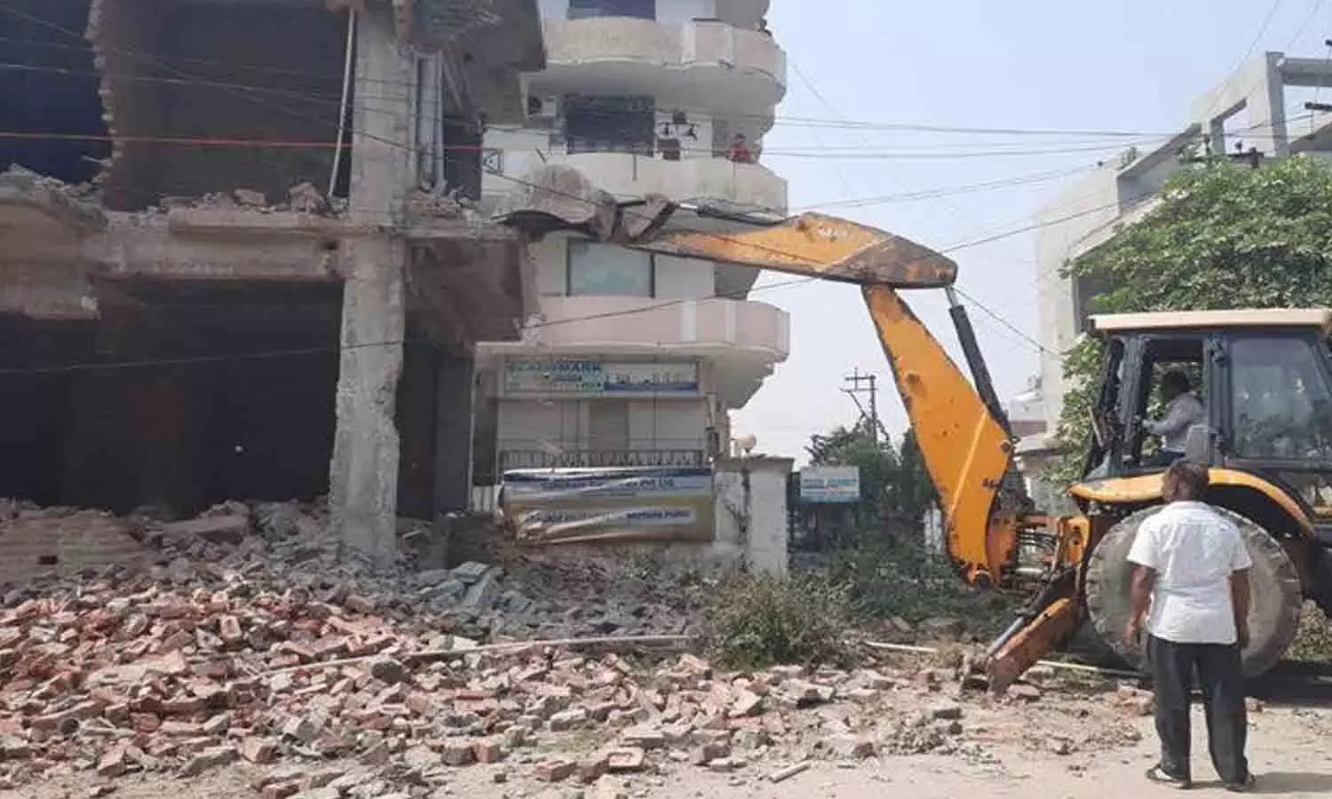 Moradabad News: Bulldozer went on illegal construction, building was built against the map