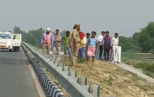 Kannauj News Woman body found on Agra Lucknow Expressway
