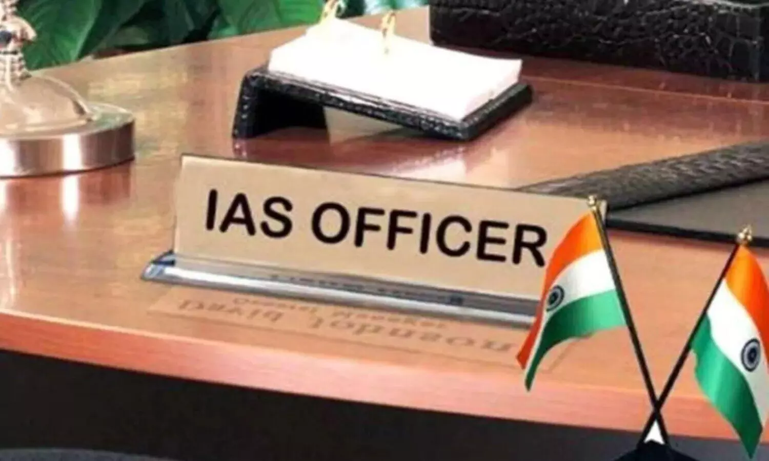 UP IAS Transfer List: करीब 1 दर्जन आईएएस अधिकारियों का तबादला, एक्शन में योगी सरकार