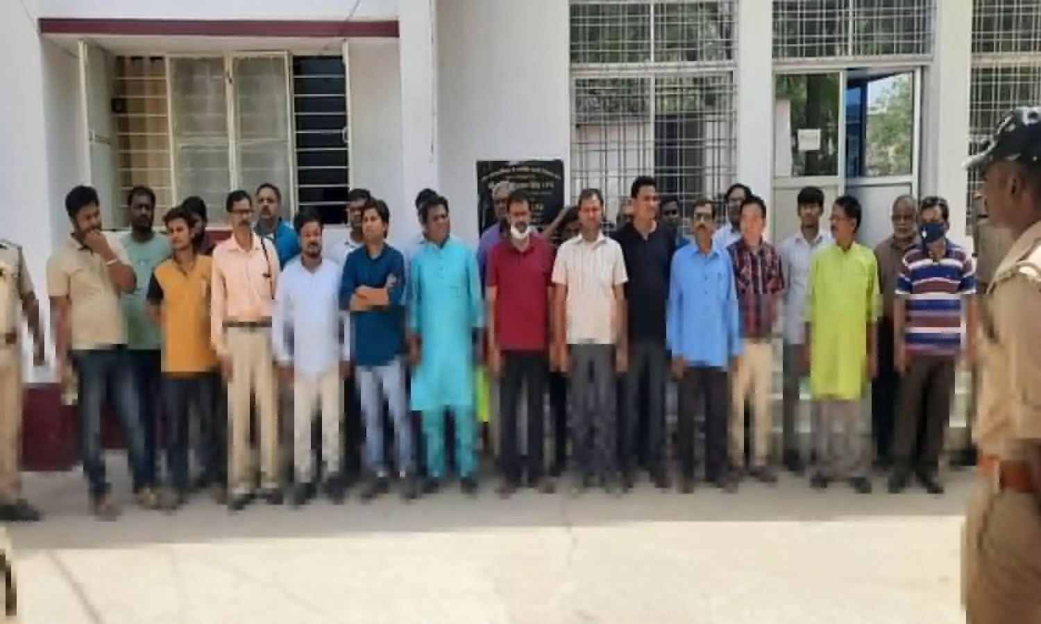 Fatehpur: चर्च में धर्मांतरण, पादरी सहित 26 लोग गिरफ्तार, हिन्दू संगठनों के विरोध बाद हुई कार्रवाई