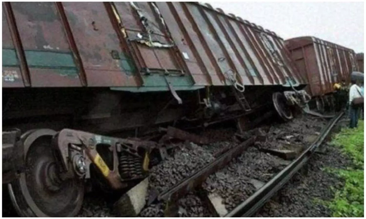 Etawah में बड़ा रेल हादसा, कोयले से लदी मालगाड़ी पटरी से उतरी, दिल्ली-हावड़ा रूट जाम