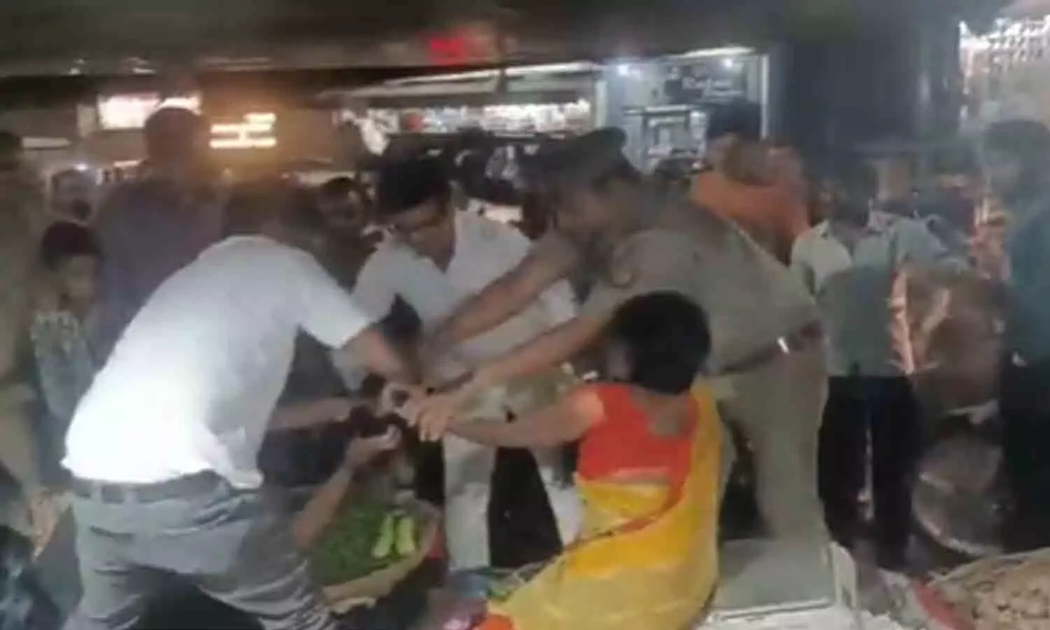 Lucknow: Young man beating woman badly in front of police, video viral